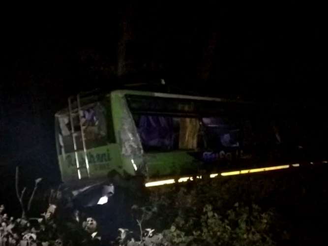 bus accident sitapur UP News: सीतापुर में बस खाई में पलटी, 24 से अधिक मजदूर घायल, 5 की हालत गंभीर