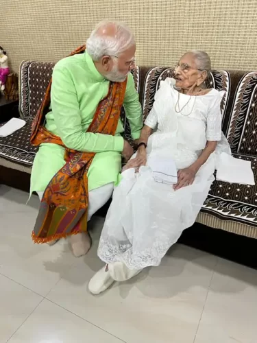 modi 1 प्रधानमंत्री मोदी की माता की बिगड़ी तबीयत ,अहमदाबाद के अस्पताल में भर्ती