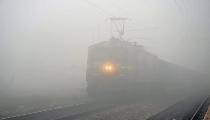 637812 train fog l Trains-Flights Late Due To Fog: कोहरे के कारण 26 ट्रेनें व 45 फ्लाइट लेट