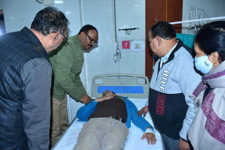 FnQT1hsakAA1KBv UP News: वजीर हसनगंज रोड पर गिरी इमारत से 15 लोगों को किया रेस्क्यू, डिप्टी CM ने जाना घायलों का हाल