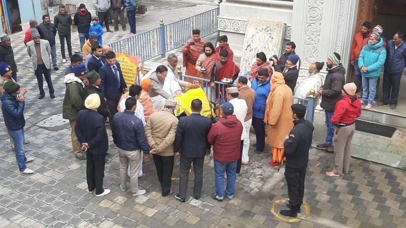 WhatsApp Image 2023 01 12 at 9.41.11 AM Uttarakhand: जोशीमठ में मुख्यमंत्री पुष्कर सिंह धामी ने नरसिंह मंदिर में की पूजा अर्चना, हालात का लिया जायजा