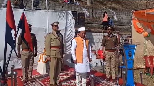 s 2 Almora: अल्मोड़ा पुलिस ने हर्षोल्लास के साथ मनाया 74वें गणतंत्र दिवस, कैबिनेट मंत्री डॉ धन सिंह रावत ने किया ध्वजारोहण