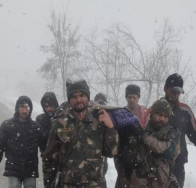 Jammu Kashmir: भारतीय सेना ने पेश की मिसाल, बर्फबारी में 5 किलोमीटर तक पैदल चल एंबुलेंस तक पहुंचाई गर्भवती महिला, बची जान