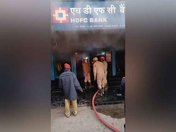 FofuY vaIAMCgpE Delhi Fire News: दिल्ली में HDFC बैंक के बेसमेंट में लगी आग, फायर ब्रिगेड की 9 गाड़ियों ने पाया काबू