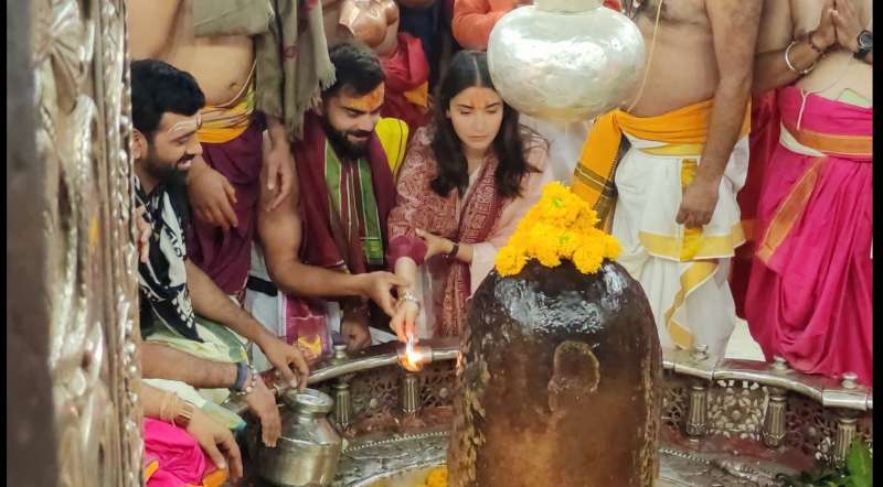 17904344 ujjain MP News: महाकालेश्वर मंदिर पहुंचे विराट कोहली और अनुष्का शर्मा, भस्म आरती में हुए शमिल