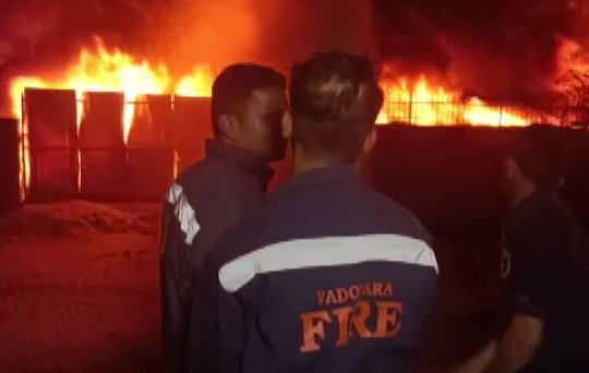FqeC I8WcAYkOAU गुजरात: वलसाड में 10 कबाड़ के गोदामों में लगी आग, फायर ब्रिगेड की गाड़ियां मौके पर मौजूद