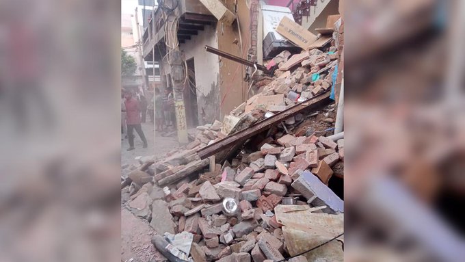 qJnqC9WU Building collapse in Delhi Tagore Garden: दिल्ली के टैगोर गार्डन इलाके में 3 मंजिला इमारत गिरी, 8 लोगों को किया रेस्क्यू