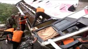 Accident जम्मू : पुल से नीचे गिरी बस, 10 की मौत, 57 घायल, बस में 75 यात्री सवार थे