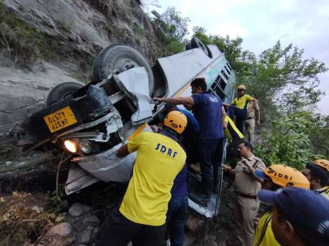 Uttarakhand News: हरिद्वार के चंडी चौकी के पास बस अनियंत्रित होकर खाई में गिरी, 2 लोगों की मौत 4 घायल