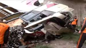 accident 2 जम्मू : पुल से नीचे गिरी बस, 10 की मौत, 57 घायल, बस में 75 यात्री सवार थे