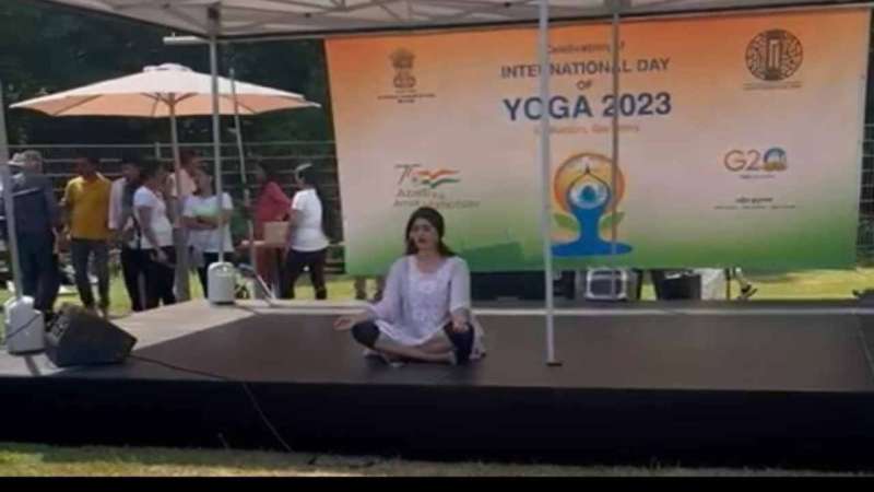 1 1 अंतरराष्ट्रीय योग दिवस पर भारत की बेटी ने जर्मनी में किया देश का नाम रोशन