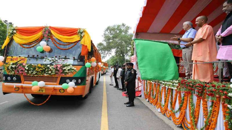 CM मुख्यमंत्री योगी ने 93 नई राजधानी सेवा एवं 7 साधारण बीएस-6 बसों को हरी झंडी दिखाकर किया रवाना