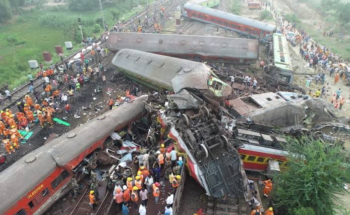 images 4 ओडिशा में भयानक ट्रेन हादसा, मरने वालों की संख्या बढ़कर हुई 288