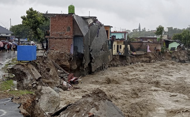 F0sREeGXoBUqFS0 Flood In Himachal: हिमाचल प्रदेश से 30,000 पर्यटकों को सुरक्षित किया रेस्क्यू, एनएच-5 हुआ बहाल
