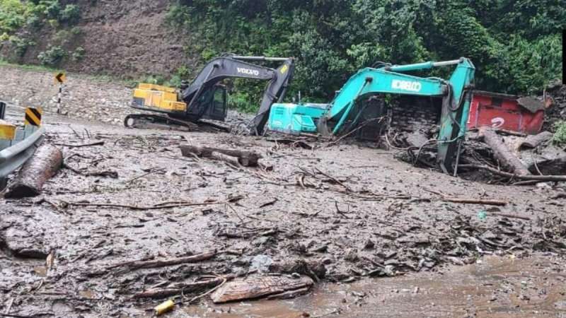 heavy rains and landslides in uttarakhand 1657696701 Uttarakhand Weather News: भूस्खलन के कारण बदरीनाथ हाईवे बंद, सात हजार यात्री रास्ते में फंसे