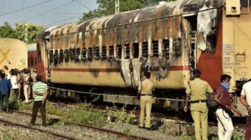 F4bjQ4NXMAAOEvr Fire In Train Coach: मदुरै रेलवे स्टेशन के पास भयावह हादसा, ट्रेन के डिब्बे में आग लगी, 9 यात्रियों की मौत
