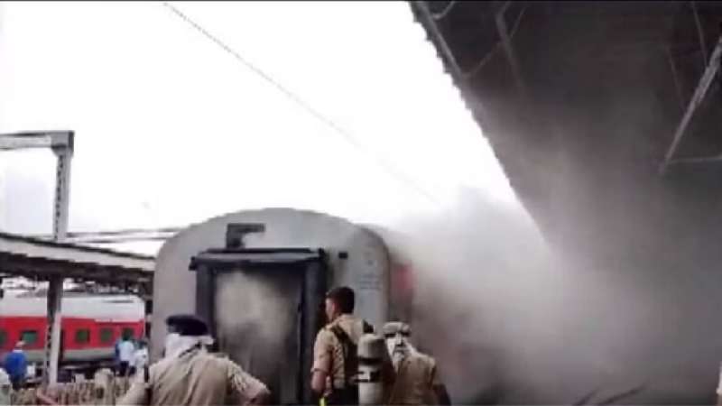 fire in udyan Fire Broke In Udyan Express: उद्यान एक्सप्रेस ट्रेन में लगी आग, दमकल विभाग ने आग पर पाया काबू