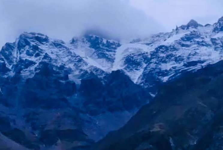 2 1 Uttarakhand News: चमोली के ऊंचाई वाले इलाकों में हुई सीजन की पहली बर्फबारी