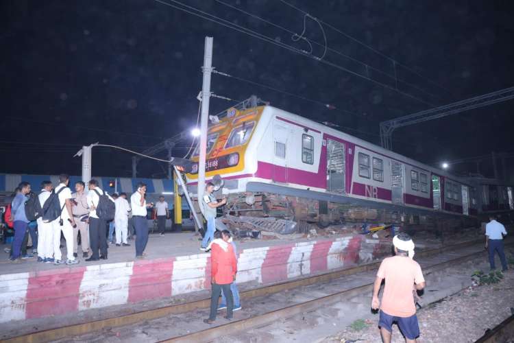 F6 cLekasAAEo4u Mathura Train Accident: मथुरा जंक्शन पर बड़ा हादसा, ट्रैक छोड़कर प्लेटफॉर्म पर चढ़ी ईएमयू ट्रेन, मची भगदड़