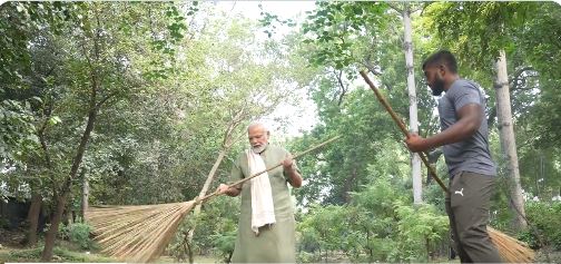 2 Swachh Bharat: PM मोदी ने हरियाणा के अंकित बैयनपुरिया के साथ लगाई झाड़ू, VIDEO किया शेयर