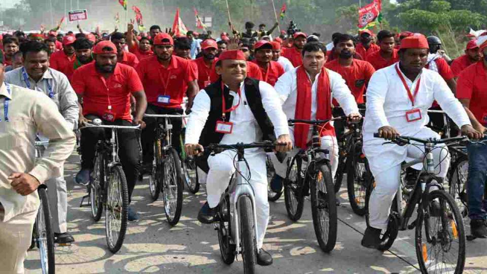 Akhielsh UP News: सपा प्रमुख अखिलेश यादव ने पूर्वांचल एक्सप्रेस-वे पर निकाली साइकिल यात्रा