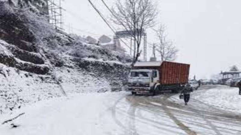 download 4 1 Snowfall In Rohtang: रोहतांग में हुई बर्फबारी, पर्यटकों की आवाजाही बंद
