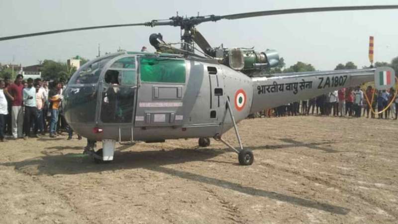 heli UP News: प्रयागराज में भारतीय वायुसेना के हेलीकॉप्टर की कराई इमरजेंसी लैंडिंग, देखने के लिए उमड़े लोग