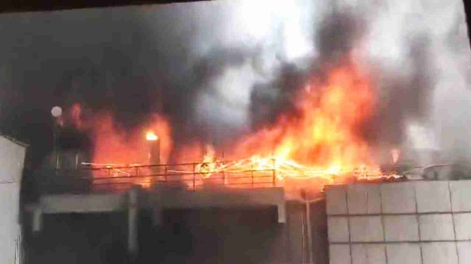 qqq Bengluru Rooftop Fire: बेंगलुरु में बहुमंजिला इमारत में लगी भीषण आग, जान बचाने के लिए शख्स ने छत से लगाई छलांग