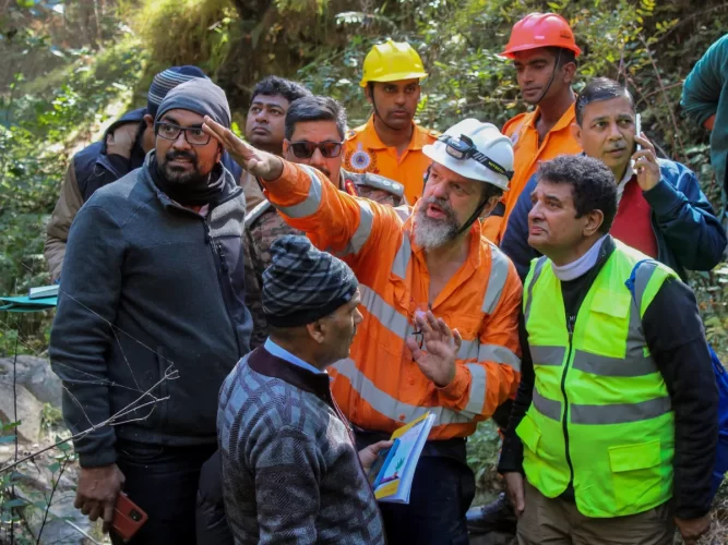arnold dix 1 Uttarakhand Tunnel Collapse: सिलक्यारा पहुंचे अंतर्राष्ट्रीय टनल विशेषज्ञ अर्नोल्ड डिक्स, फंसे हुए श्रमिकों को बचाने का किया वादा