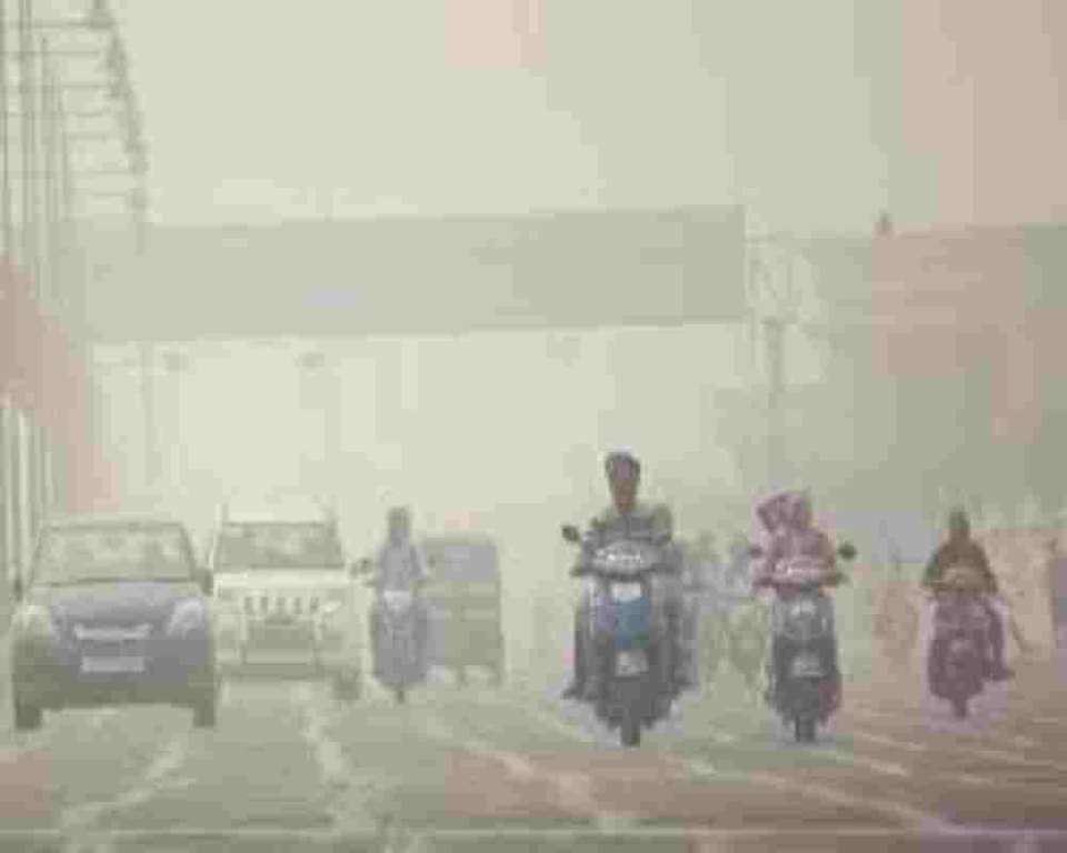 images 1 1 UP Pollution: लखनऊ का एक्यूआई 205 दर्ज, लोगों को होने लगी सांस लेने में काफी दिक्कतें