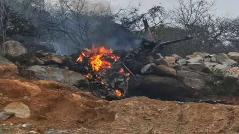 Crash तेलंगाना में एयरफोर्स का ट्रेनर एयरक्राफ्ट क्रैश, दो पायलट की मौत