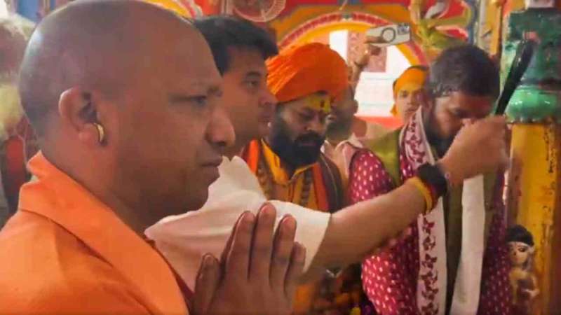 aa UP News: चुनाव के नतीजे से पहले अयोध्या के हनुमान गढ़ी मंदिर पहुंचे सिंधिया और CM योगी