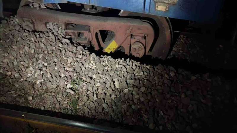 ac UP News: रामपुर रेलवे स्टेशन पर मालगाड़ी के दो वैगन पटरी से उतरे, रेलवे पुलिस में मचा हड़कंप