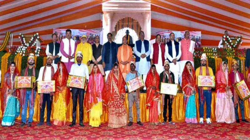 ं 4 UP News: गोरखपुर में सामूहिक विवाह कार्यक्रम शामिल हुए सीएम योगी, नए जोड़ों को दिया आशीर्वाद