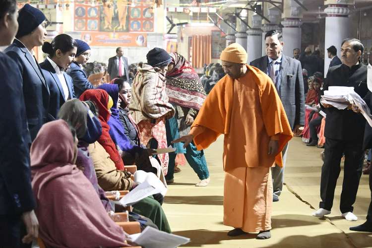 GE5hBCqa0AAfKtE CM Yogi In Gorakhpur: गोरखपुर में सीएम योगी ने सुनी 250 लोगों की समस्याएं