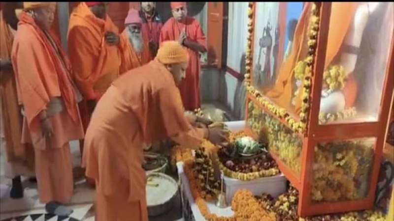 upcm UP News: मकर संक्रांति पर सीएम योगी ने गोरखनाथ मंदिर में की पूजा अर्चना