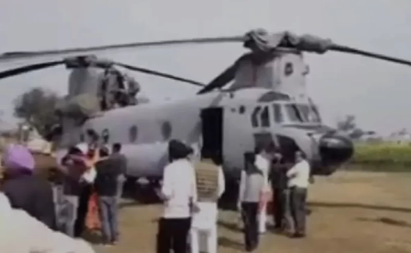 0q2i9ib8 chinook landing punjab Chinook Helicopter: पंजाब के बरनाला में उतरा चिनूक हेलीकॉप्टर, तकनीकी खराबी की वजह से कराई इमरजेंसी लैंडिंग